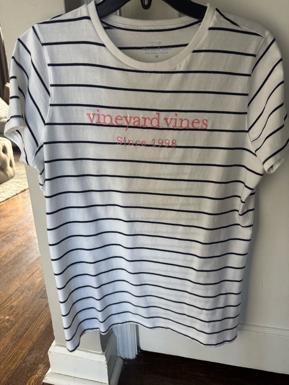 EUC Vineyard Vines Women’s White/Navy Striped Tee w Pink Logo Fun Beach Preppy - Picture 12 of 13